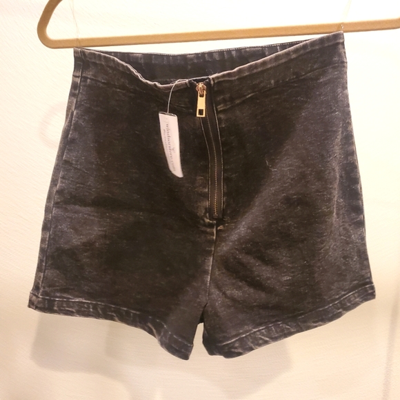 NWT🏷Highwaisted stretch denim shorts - Picture 3 of 7